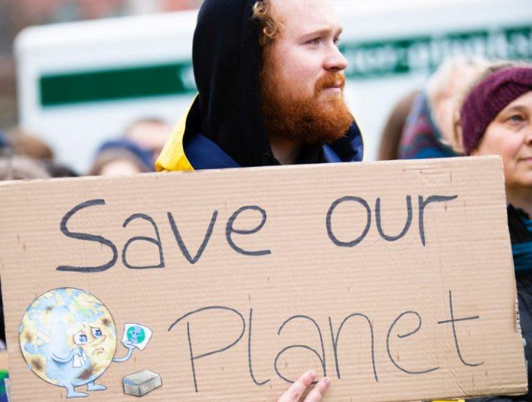 Abiti in fibra di alghe, carne vegetale e droni elettrici: così la tecnologia può aiutarci a salvare il pianeta