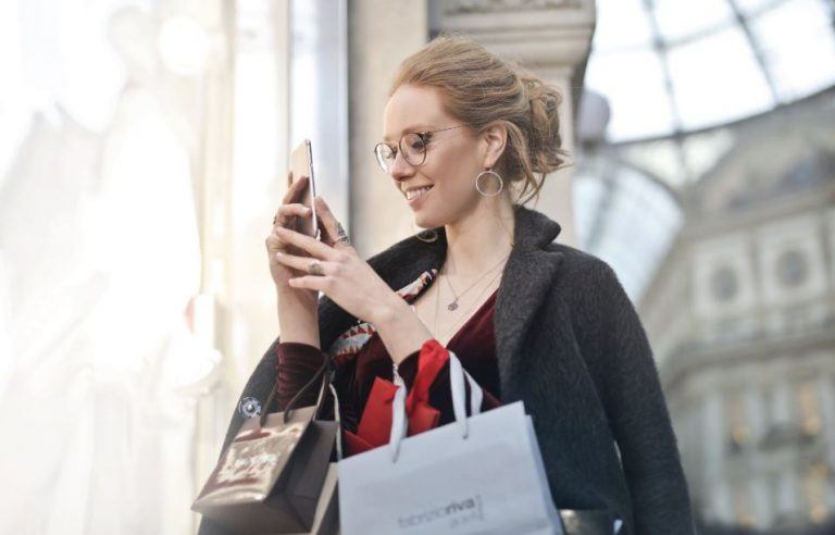 I consumatori fanno ricerche online anche quando sono in negozio (e tu puoi aiutarli a trovare ciò che cercano)