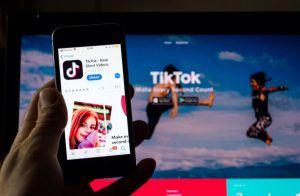 Anche TikTok contro la disinformazione: nuove regole per combattere i contenuti dannosi