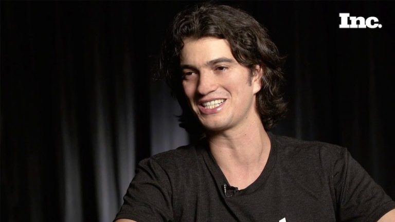 Adam Neumann cede alle pressioni e si dimette da CEO di WeWork