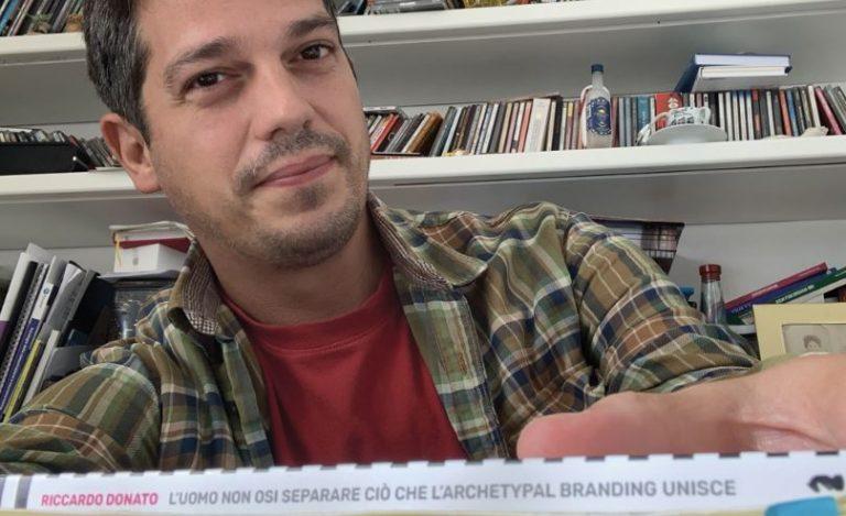 Editoria indipendente, crowdfunding e self publishing: Enrico Flacowski ci spiega come diventare editore oggi