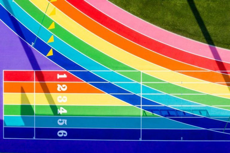 Nike dipinge di arcobaleno una pista di atletica dedicandola agli sportivi LGBT+