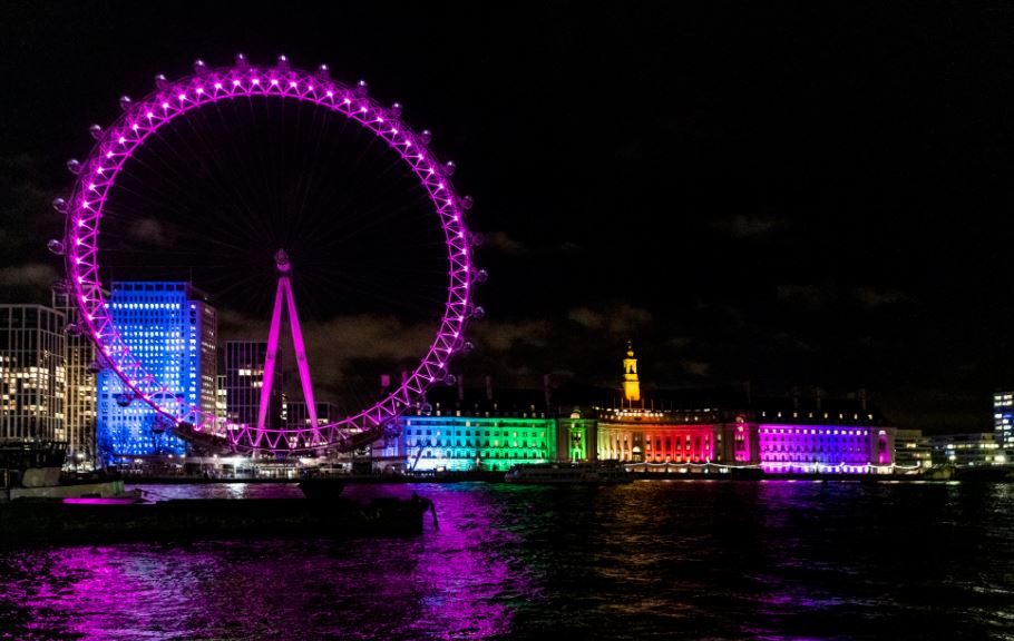 Il London Eye compie 20 anni, si illumina di rosa e cambia main partner