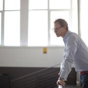 dirigente preoccupato lavoro remoto
