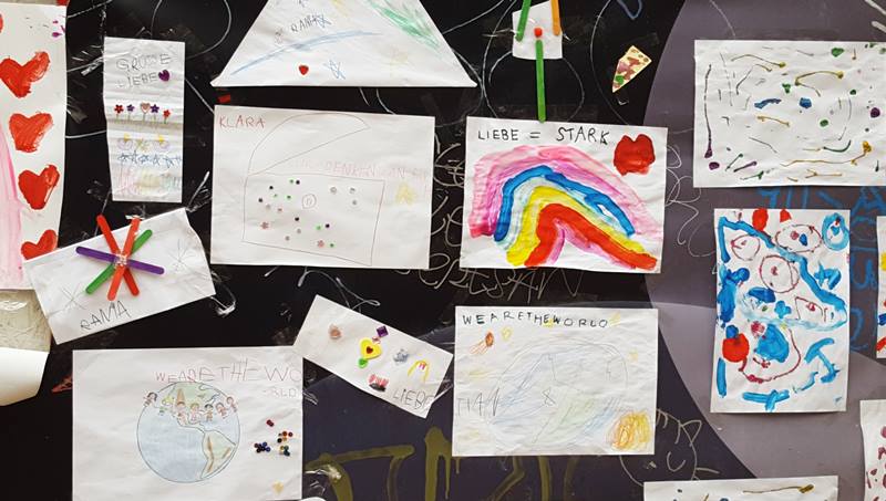 Disegni di bambini sul luogo del crimine