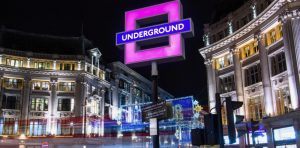 PlayStation ha sostituito i cartelli della metropolitana di Londra con le icone del suo controller