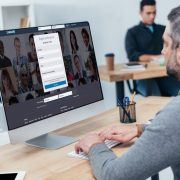 Marketer alla scrivania che lavora al computer per impostare le LinkedIn Ads