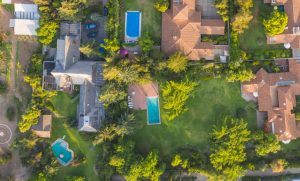 La Francia sta usando l’intelligenza artificiale per scovare evasori e piscine abusive