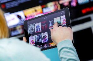 Arriva il piano base di Netflix con la pubblicità: in Italia si parte il 3 novembre
