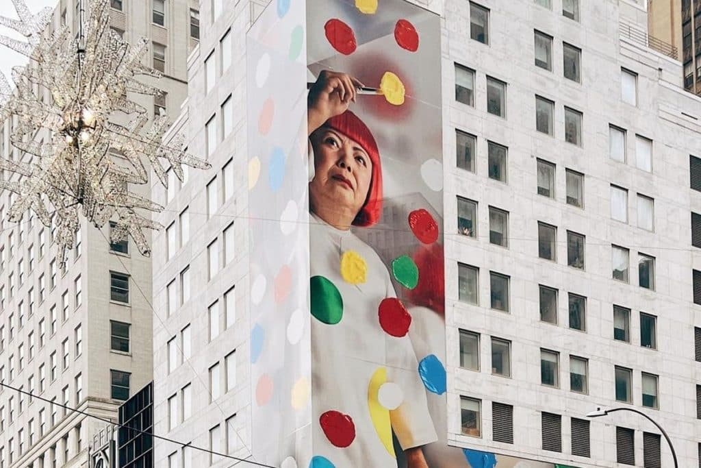 Le zucche colorate a pois di Yayoi Kusama appaiono in Piazza San Babila