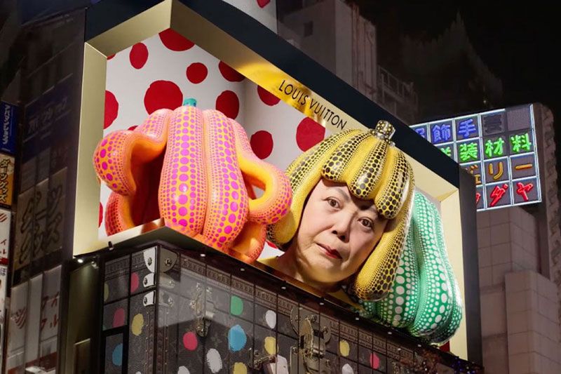 Le zucche colorate a pois di Yayoi Kusama appaiono in Piazza San Babila