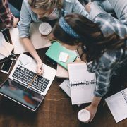 studenti che usano chatgpt a scuola