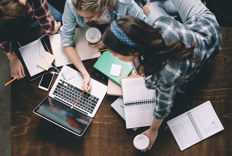 studenti che usano chatgpt a scuola