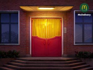 McDonald’s trasforma le porte in hamburger e patatine fritte