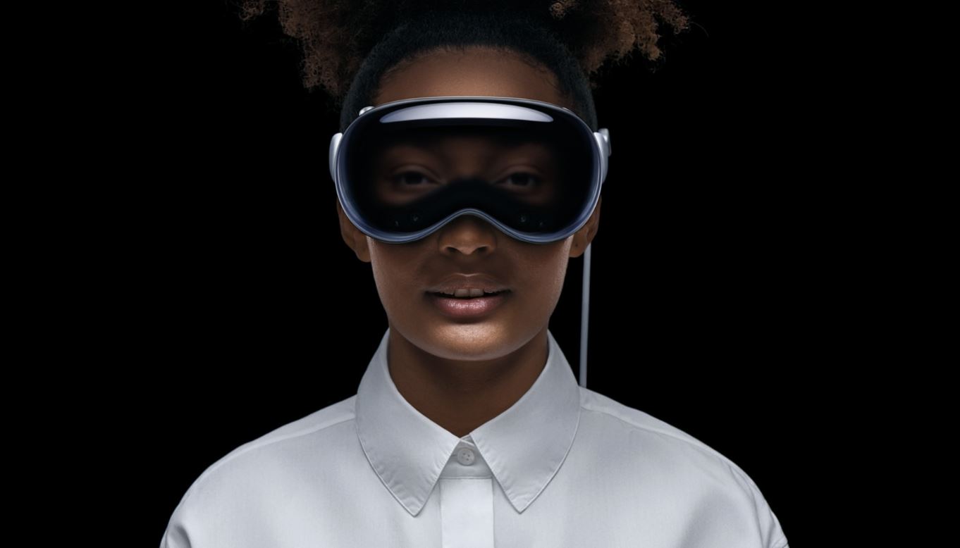 nuovo visore apple vision pro persona che lo indossa