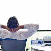 benessere al lavoro - impiegato felice alla scrivania