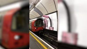 Ciglia giganti su treni e autobus, ma la campagna virale di Maybelline è in CGI