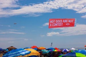 L’esilarante campagna di Heinz contro il maltrattamento degli hot dog