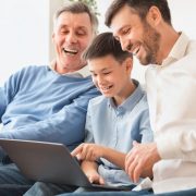 differenti generazioni al computer - come creare esperienze d'acquisto personalizzate